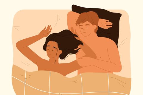 Paar liegt gemeinsam im Bett