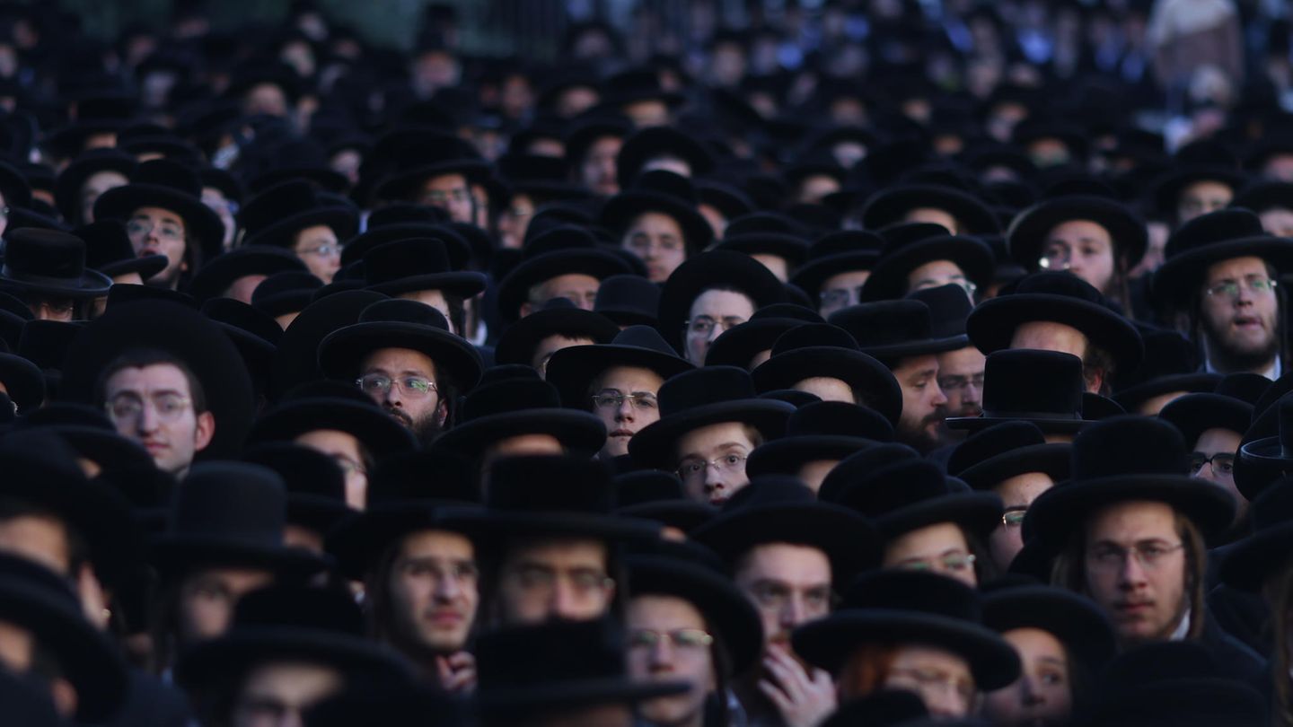 Gewalt in Israel: Generalstaatsanwältin Gali Baharav-Miara entschied Ende März zudem, dass das Militär verpflichtet sei, auch die bisher weitgehend vom Dienst befreiten Religionsstudenten einzuziehen. Laut Gericht handelt es sich um 63.000 Männer – ein Teil von ihnen demonstriert in Jerusalem dagegen Generalstaatsanwältin Gali Baharav-Miara entschied Ende März zudem, dass das Militär verpflichtet sei, auch die bisher weitgehend vom Dienst befreiten Religionsstudenten einzuziehen. Laut Gericht handelt es sich um 63.000 Männer – ein Teil von ihnen demonstriert in Jerusalem dagegen