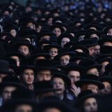 Generalstaatsanwältin Gali Baharav-Miara entschied Ende März zudem, dass das Militär verpflichtet sei, auch die bisher weitgehend vom Dienst befreiten Religionsstudenten einzuziehen. Laut Gericht handelt es sich um 63.000 Männer – ein Teil von ihnen demonstriert in Jerusalem dagegen