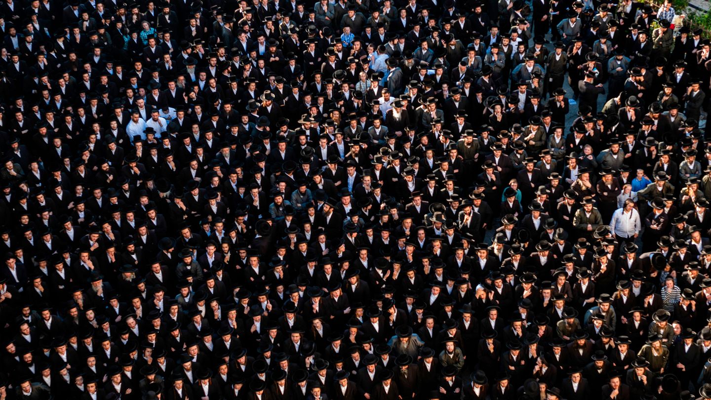 Gewalt in Israel: Tausende utraorthodoxe jüdische Männer nehmen an einer Kundgebung gegen die Rekrutierung in die Armee in Jerusalem teil. Der Oberste Gerichtshof Israels hat in der vergangenen Woche die Regierung angewiesen, ultraorthodoxe Männer in die Armee einzuberufen Tausende utraorthodoxe jüdische Männer nehmen an einer Kundgebung gegen die Rekrutierung in die Armee in Jerusalem teil. Der Oberste Gerichtshof Israels hat in der vergangenen Woche die Regierung angewiesen, ultraorthodoxe Männer in die Armee einzuberufen
