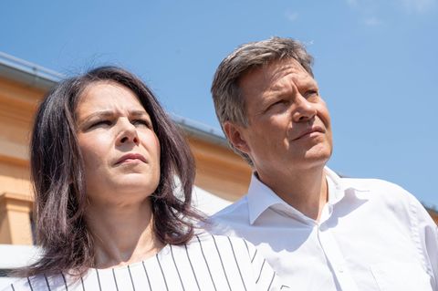 Außenministerin Annalena Baerbock und Vizekanzler Robert Habeck rangeln im Hintergrund um die nächste Kanzlerkandidatur der Grünen