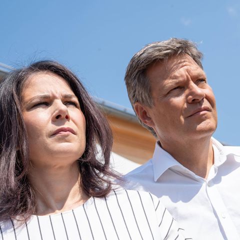 Außenministerin Annalena Baerbock und Vizekanzler Robert Habeck rangeln im Hintergrund um die nächste Kanzlerkandidatur der Grünen