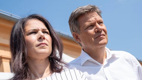 Außenministerin Annalena Baerbock und Vizekanzler Robert Habeck rangeln im Hintergrund um die nächste Kanzlerkandidatur der Grünen