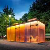 Transparentes Toilettenhäuschen