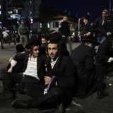 Laut örtlichen Medienberichten kam es am Abend in der Stadt zu gewaltsamen Zusammenstößen mit der Polizei. Einige Demonstranten begannen nach Einbruch der Dunkelheit mit einer Sitzblockade