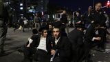Laut örtlichen Medienberichten kam es am Abend in der Stadt zu gewaltsamen Zusammenstößen mit der Polizei. Einige Demonstranten begannen nach Einbruch der Dunkelheit mit einer Sitzblockade