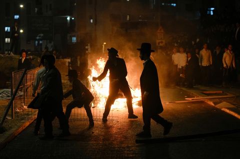 Einige steckten Mülltonnen in Brand, um ihren Protest gegen eine drohende Einberufung auszudrücken. Nach Angaben der Polizei flogen aus den Reihen der schwarz gekleideten streng religiösen Männer Steine und Gegenstände auf die Beamten. Unserer Kollegin in Israel sagte ein Ultraorthodoxer: "Ich gehe lieber ins Gefängnis als in die Armee".