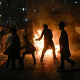 Einige steckten Mülltonnen in Brand, um ihren Protest gegen eine drohende Einberufung auszudrücken. Nach Angaben der Polizei flogen aus den Reihen der schwarz gekleideten streng religiösen Männer Steine und Gegenstände auf die Beamten. Unserer Kollegin in Israel sagte ein Ultraorthodoxer: "Ich gehe lieber ins Gefängnis als in die Armee".