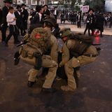 Sicherheitskräfte versuchen, eine Sitzblockade zu beenden. Viele Israelis empfinden es als ungerecht, dass Ultraorthodoxe vom Dienst an der Waffe und gefährlichen Kampfeinsätzen ausgenommen sind. Es gibt allerdings auch ultraorthodoxe Männer, die freiwillig dienen