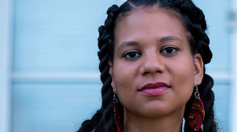 Jaonna Peprah setzt sich ehrenamtlich bei der Initiative Schwarzer Menschen in Deutschland (ISD) ein. 