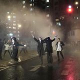 Die Polizei setzte auch Wasserwerfer ein, um die Menschenmenge zu vertreiben