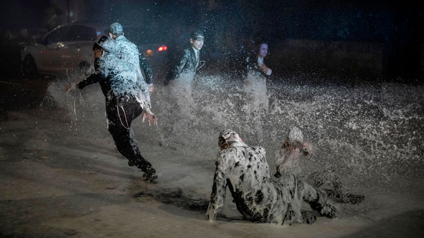 Auch Schaum versprühten die Sicherheitskräfte in Israel. Mehrere Polizisten seien verletzt worden, berichtete die "Times of Israel" in der Nacht. Fünf Randalierer seien festgenommen worden