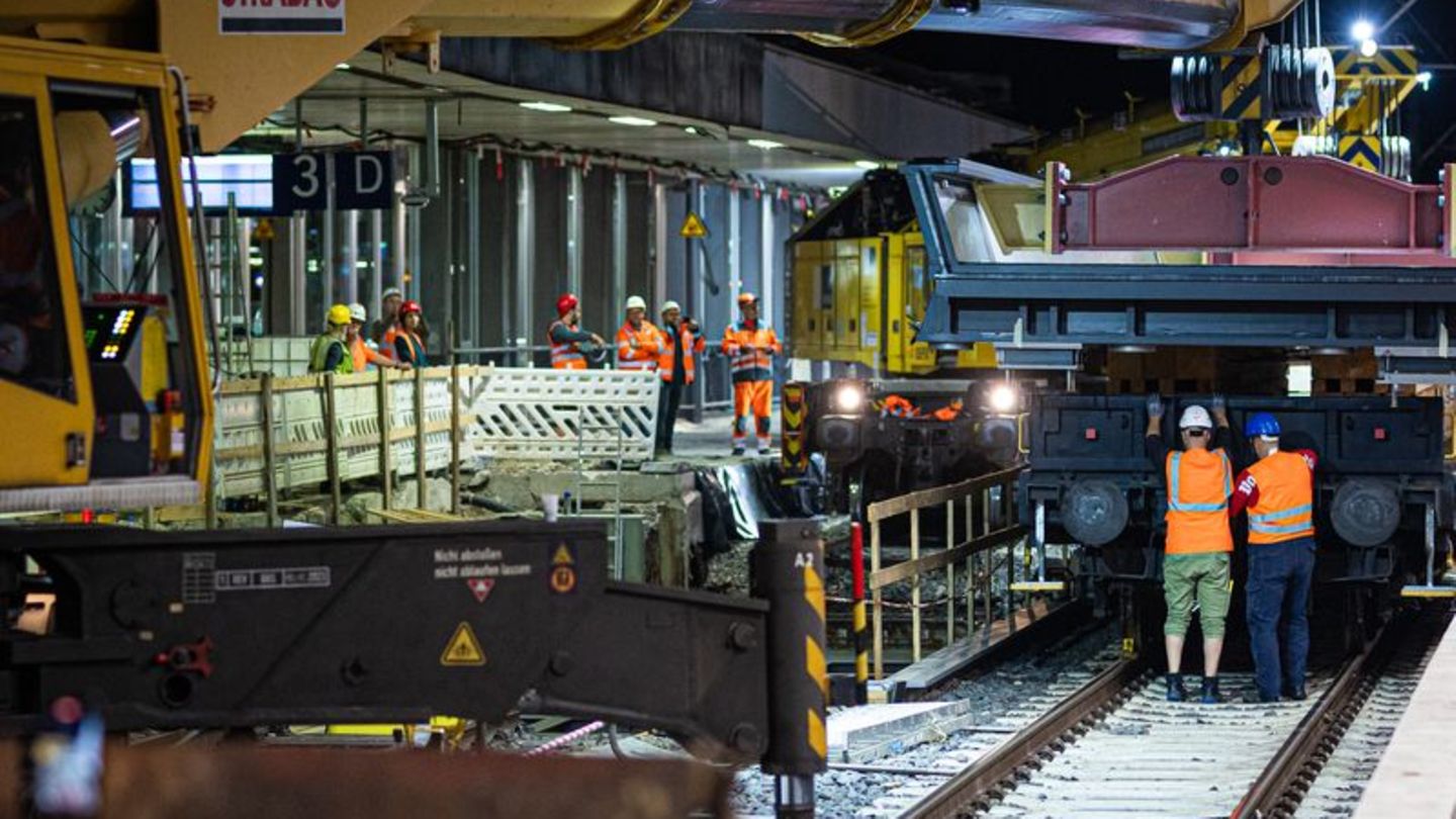 Hauptbahnhof: Moderner Bahnsteig in Hannover: 75-Tonnen-Bauwerk eingesetzt