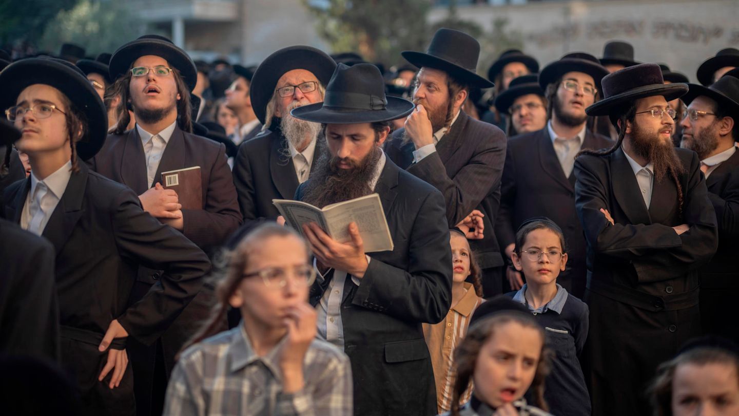 Die Ultraorthodoxen empfinden den Militärdienst als Bedrohung ihres frommen Lebensstils, auch weil Frauen und Männer gemeinsam dienen. Männer müssen in Israel regulär drei Jahre, Frauen zwei Jahre Wehrdienst leisten.