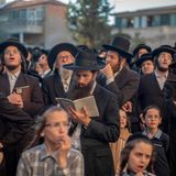 Die Ultraorthodoxen empfinden den Militärdienst als Bedrohung ihres frommen Lebensstils, auch weil Frauen und Männer gemeinsam dienen. Männer müssen in Israel regulär drei Jahre, Frauen zwei Jahre Wehrdienst leisten.