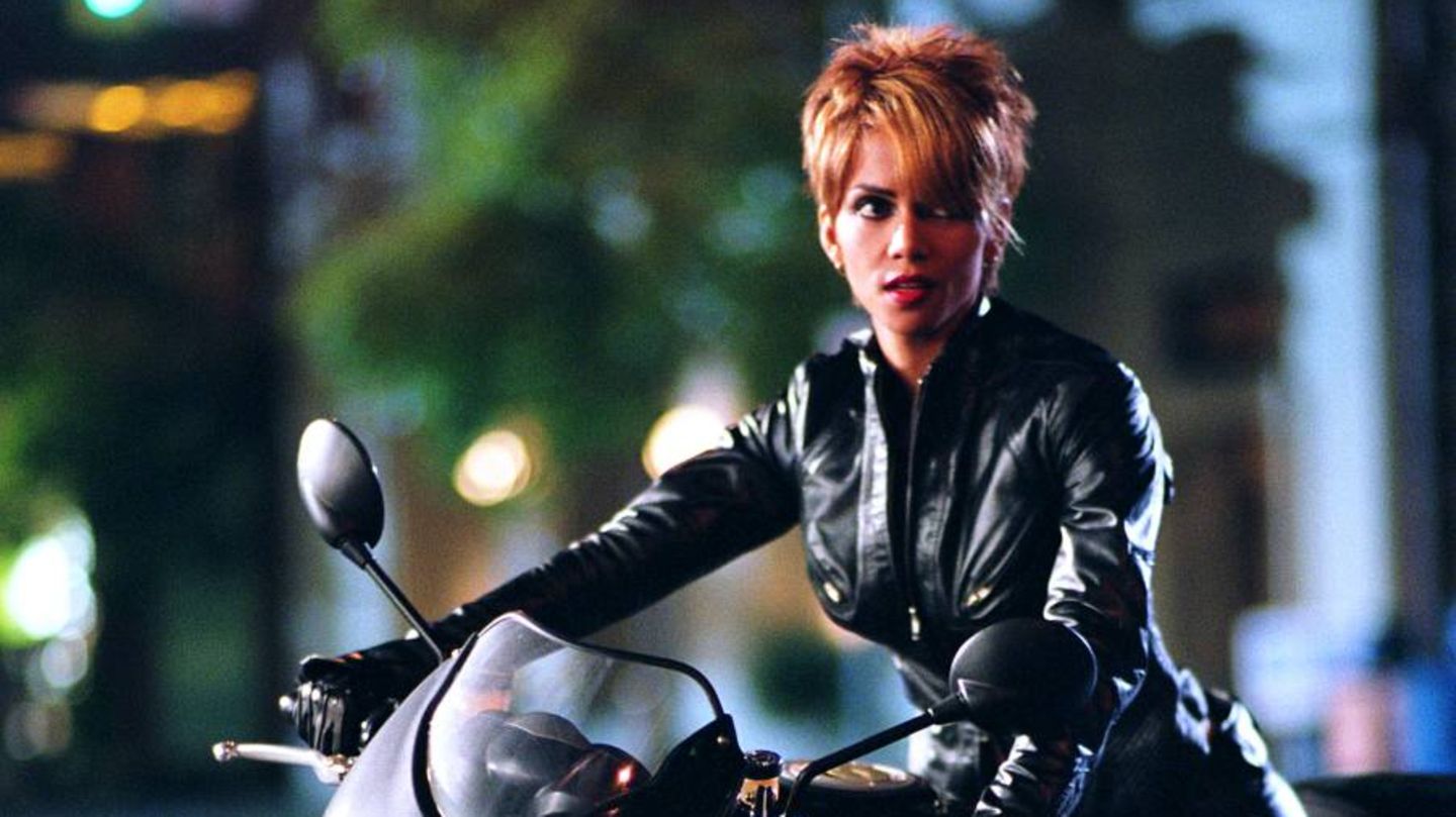 Katzenjammer trotz cooler Anmutung – Halle Berry in "Catwomen" Halle Berry in Catwomen