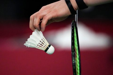 Ein Badminton-Spieler bereitet einen Aufschlag vor