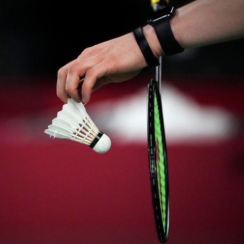 Ein Badminton-Spieler bereitet einen Aufschlag vor