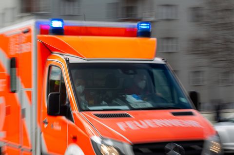 Ein Rettungswagen der Feuerwehr fährt auf einer Straße
