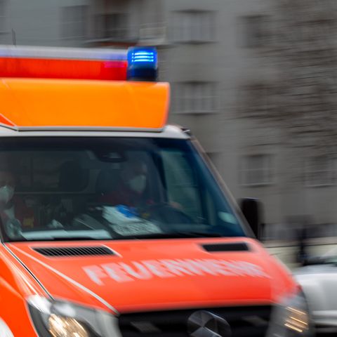 Ein Rettungswagen der Feuerwehr fährt auf einer Straße