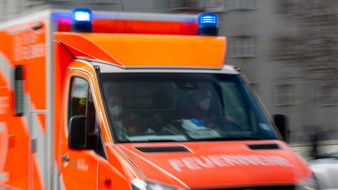 Ein Rettungswagen der Feuerwehr fährt auf einer Straße