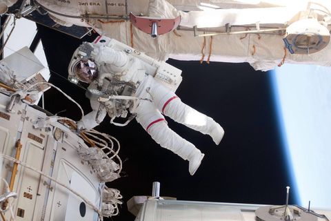 Raumfahrt: Astronaut beim Außenbordeinsätze auf der ISS