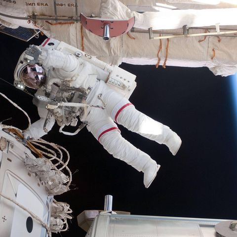 Raumfahrt: Astronaut beim Außenbordeinsätze auf der ISS