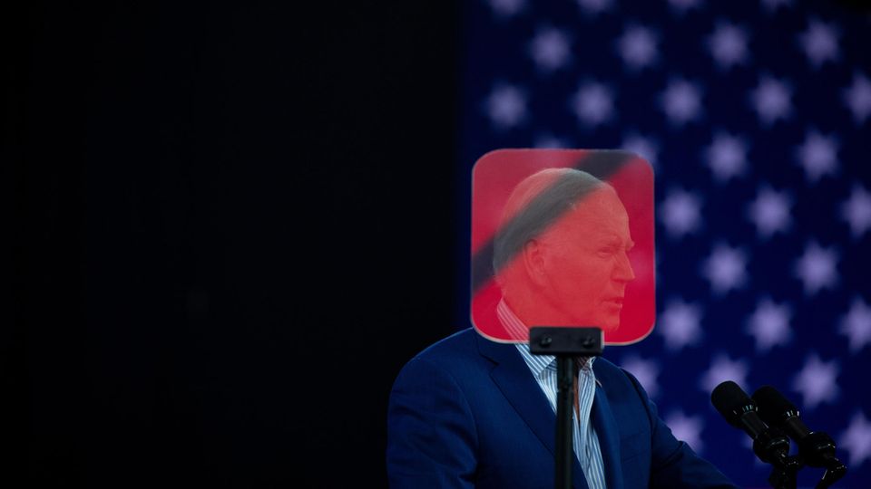 De Amerikaanse president Joe Biden, verduisterd door het telepromptervenster, in Raleigh, North Carolina