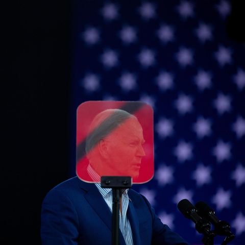 US-Präsident Joe Biden, verdeckt von der Scheibe des Teleprompters, in Raleigh, North Carolina