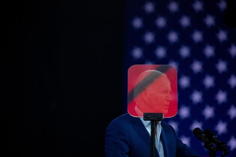 US-Präsident Joe Biden, verdeckt von der Scheibe des Teleprompters, in Raleigh, North Carolina