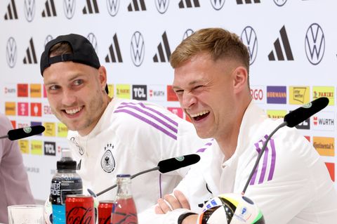 Nationalspieler David Raum und Joshua Kimmich bei einer Pressekonferenz