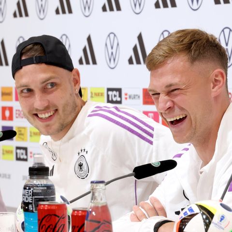Nationalspieler David Raum und Joshua Kimmich bei einer Pressekonferenz