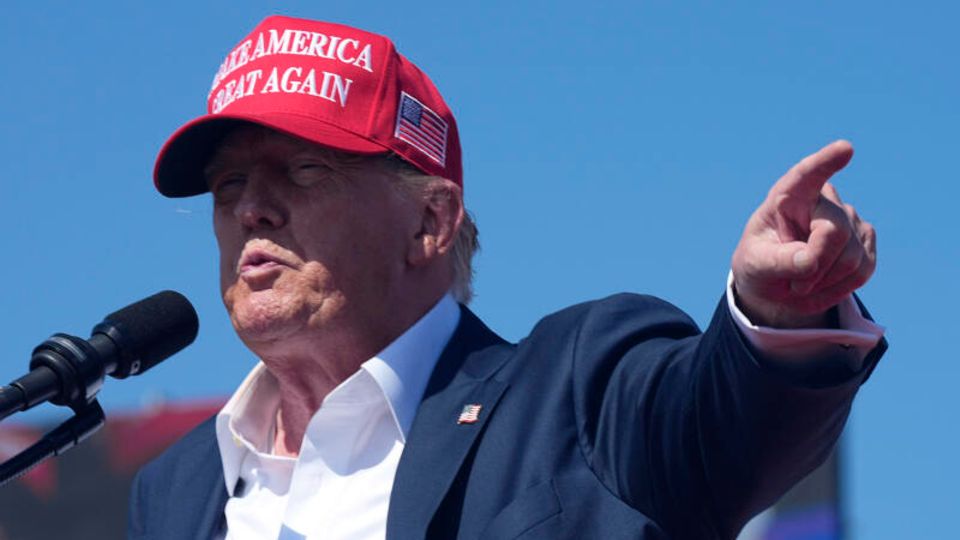 Der ehemalige US-Präsident Donald Trump spricht bei einer Wahlkampfveranstaltung in Chesapeake im US-Bundesstaat Virginia