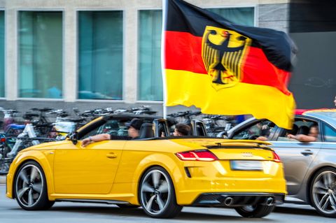 Fußballfans feiern den deutschen Sieg im Spiel gegen Ungarn mit einem Autokorso