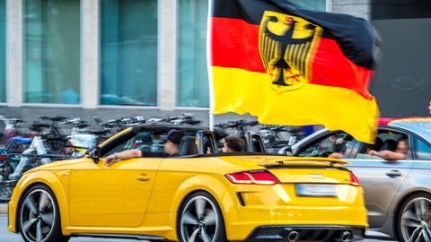 Fußballfans feiern den deutschen Sieg im Spiel gegen Ungarn mit einem Autokorso