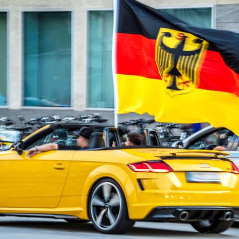 Fußballfans feiern den deutschen Sieg im Spiel gegen Ungarn mit einem Autokorso