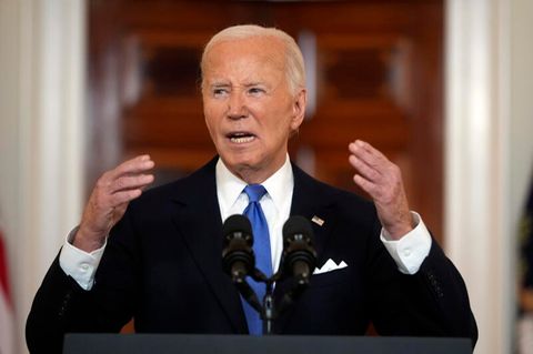 US-Präsident Joe Biden spricht in der Cross Hall des Weißen Hauses