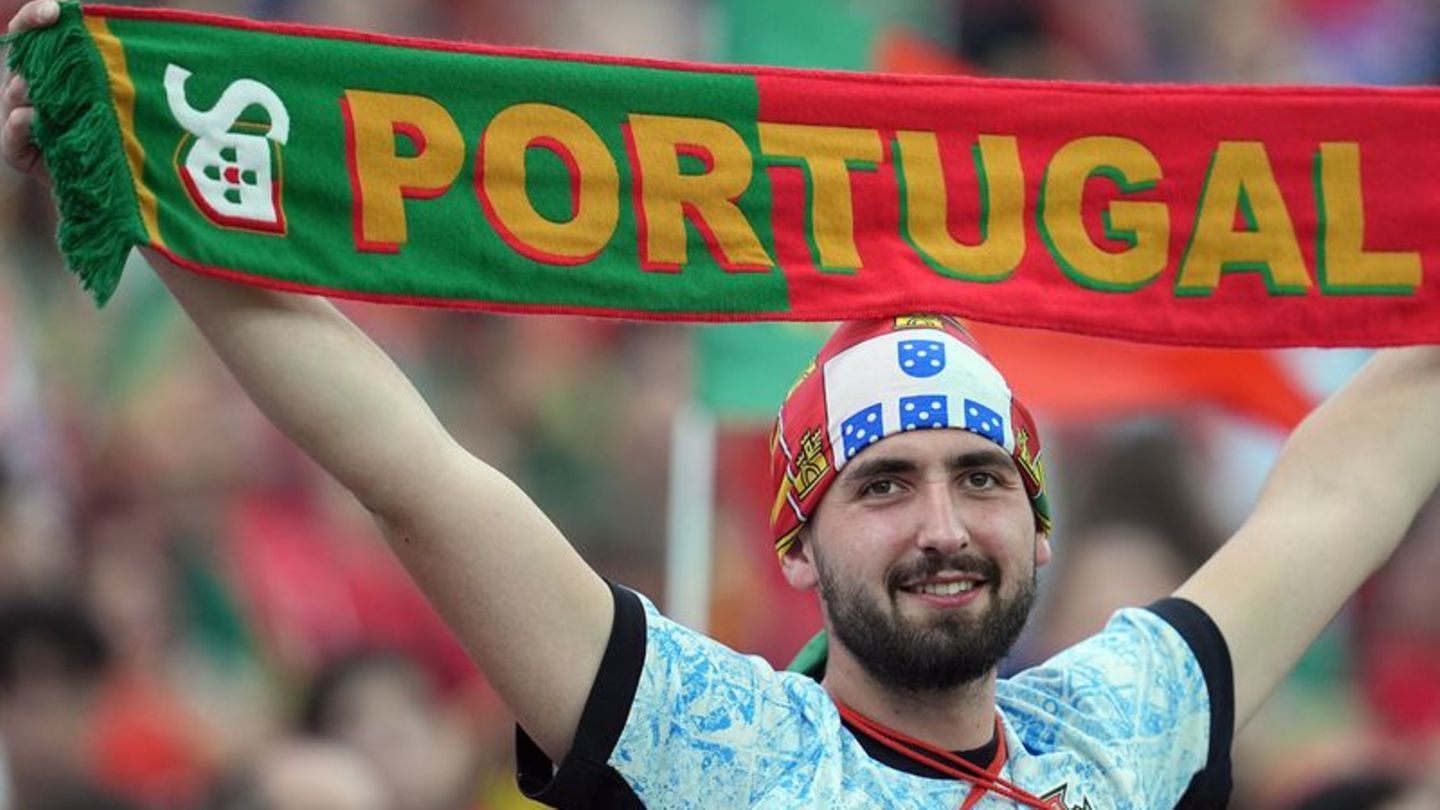 Fußball-EM: Rund 500 Portugal-Fans vor Hotel in Frankfurt