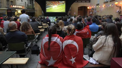 EM 2024: Türkei-Fans bei einem Public Viewing