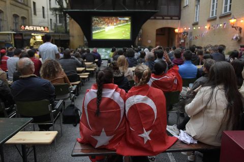 EM 2024: Türkei-Fans bei einem Public Viewing