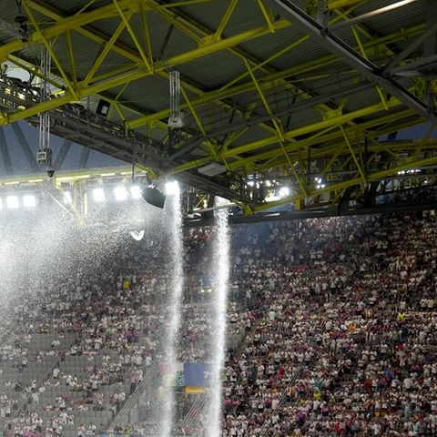 In dem Dach des Borussia-Parks hatte sich ein Mann aufgehalten