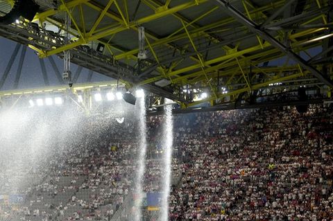 In dem Dach des Borussia-Parks hatte sich ein Mann aufgehalten