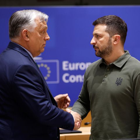 Ungarns Premier Viktor Orban (l.) traf den ukrainischen Präsidenten Wolodymyr Selenskyj zuletzt bei einem EU-Gipfel