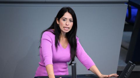 Melis Sekmen steht am Rednerpult des Deutschen Bundestages und spricht