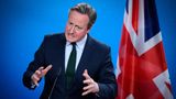 David Cameron, Außenminister von Großbritannien, gestikuliert bei einer Pressekonferenz
