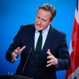 David Cameron, Außenminister von Großbritannien, gestikuliert bei einer Pressekonferenz
