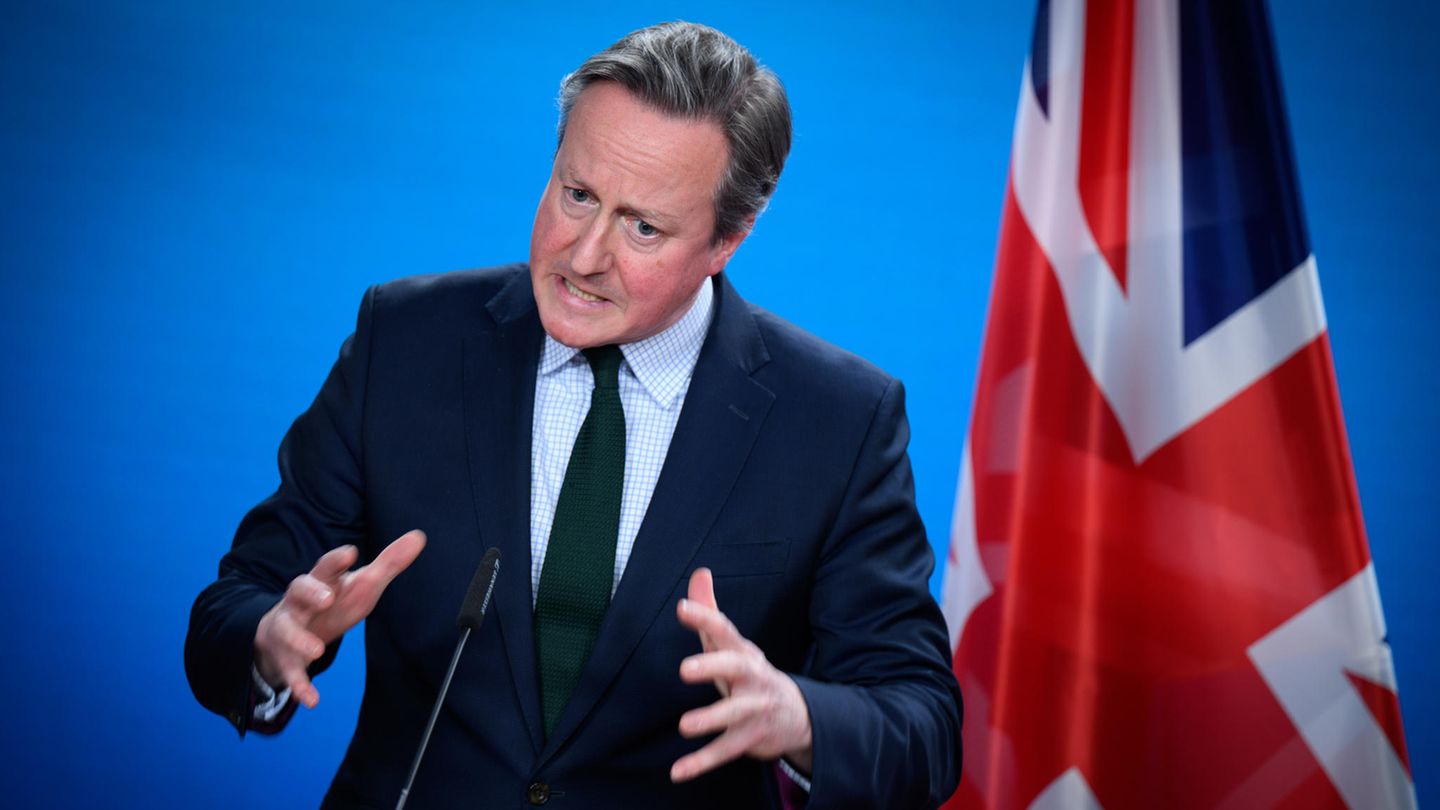 David Cameron: der Brexit-Verursacher David Cameron, Außenminister von Großbritannien, gestikuliert bei einer Pressekonferenz