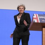 Theresa May tanzt bei einem Partytag auf die Bühne