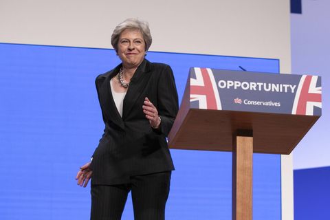 Theresa May tanzt bei einem Partytag auf die Bühne