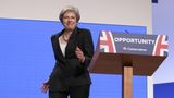 Theresa May tanzt bei einem Partytag auf die Bühne
